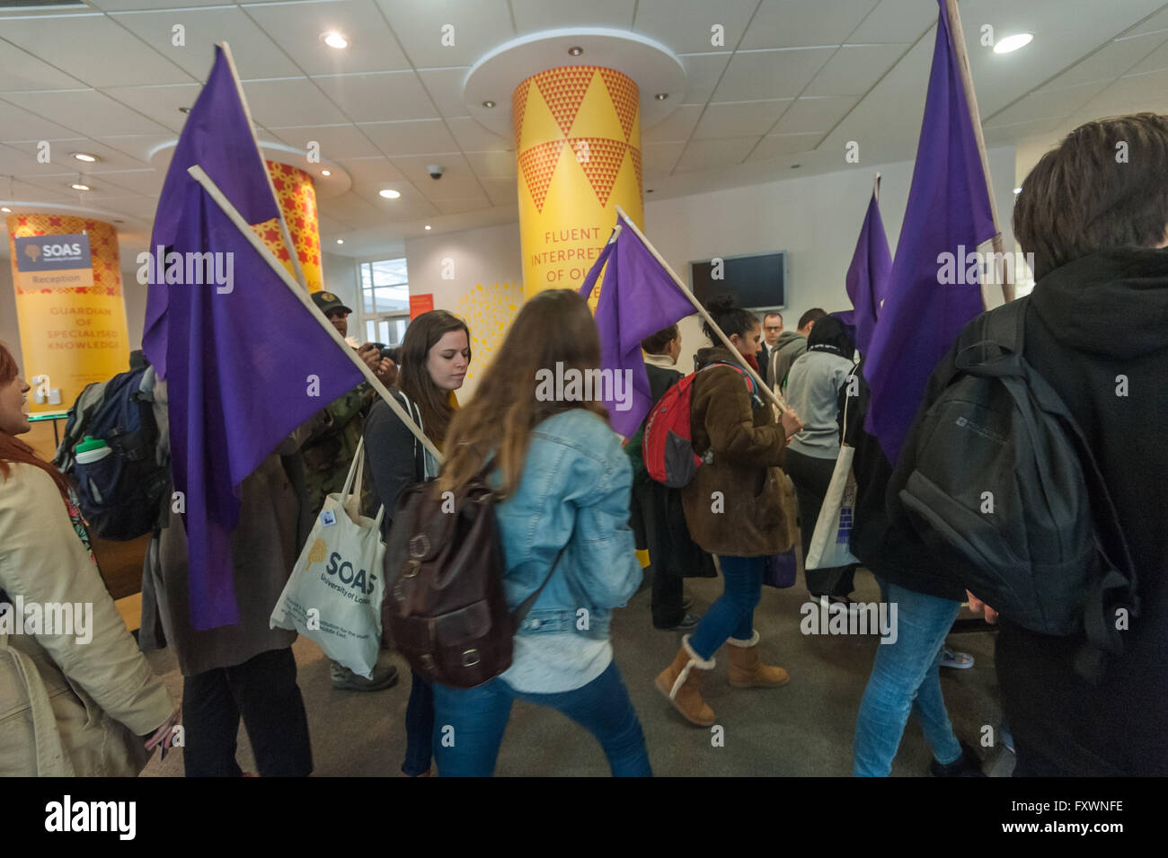 Londres, Royaume-Uni. 18 avril, 2016. À la fin du rallye exigeant le SOAS cleaners être effectuée en interne et accordé la même dignité et le même respect que les autres travailleurs, les étudiants qui OSS J4mauve drapeaux Campagne du SEJ a accumulé les étapes et dans l'OSS. La plupart des cartes d'étudiants qui avaient SOAS laissez-les à travers les barrières d'accès, mais un peu voûtée, otehrs sur eux. Peter Marshall/Alamy Live News Banque D'Images