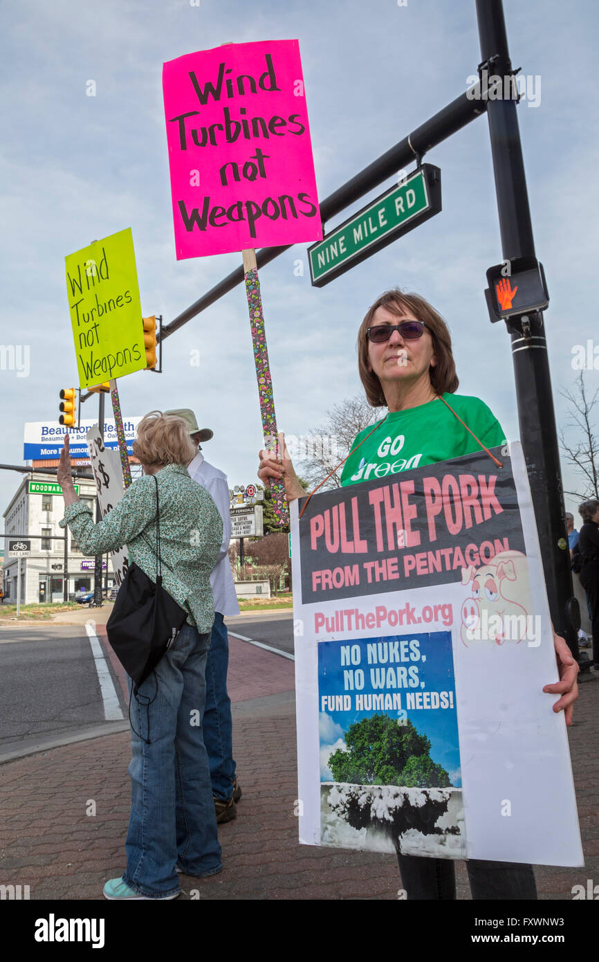 Ferndale, Michigan, USA. 18 avril 2016. Les manifestants se rassemblent à l'impôt sur le revenu date limite de dépôt d'appel d'utilisations pacifiques de l'argent des impôts, comme l'éducation ou l'énergie propre, au lieu d'armes de guerre. Crédit : Jim West/Alamy Live News Banque D'Images