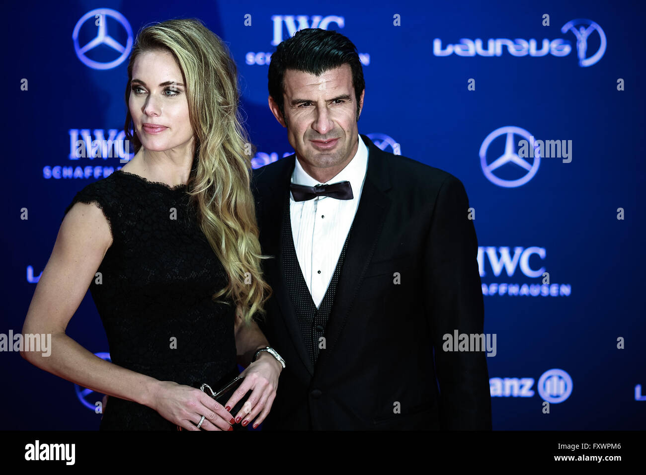 Berlin, Allemagne. 18 avr, 2016. Ancien joueur de football portugais Luis Figo (R) et son épouse Helen Svedin pose sur le tapis rouge à la Laureus World Sports Awards à Berlin, Allemagne, le 18 avril 2016. Credit : Zhang Fan/Xinhua/Alamy Live News Banque D'Images