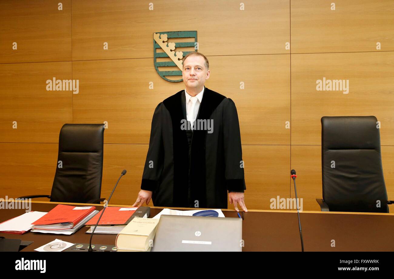Dresde, Allemagne. Apr 19, 2016. Hans juge Hlavka arrive pour le procès de Lutz Bachmann (invisible), co-fondateur de la patriotique européens contre l'islamisation de l'Occident (PEGIDA), dans un tribunal de Dresde, Allemagne, le 19 avril 2016. Photo : Fabrizio Bensch dpa/Alamy Live News Banque D'Images