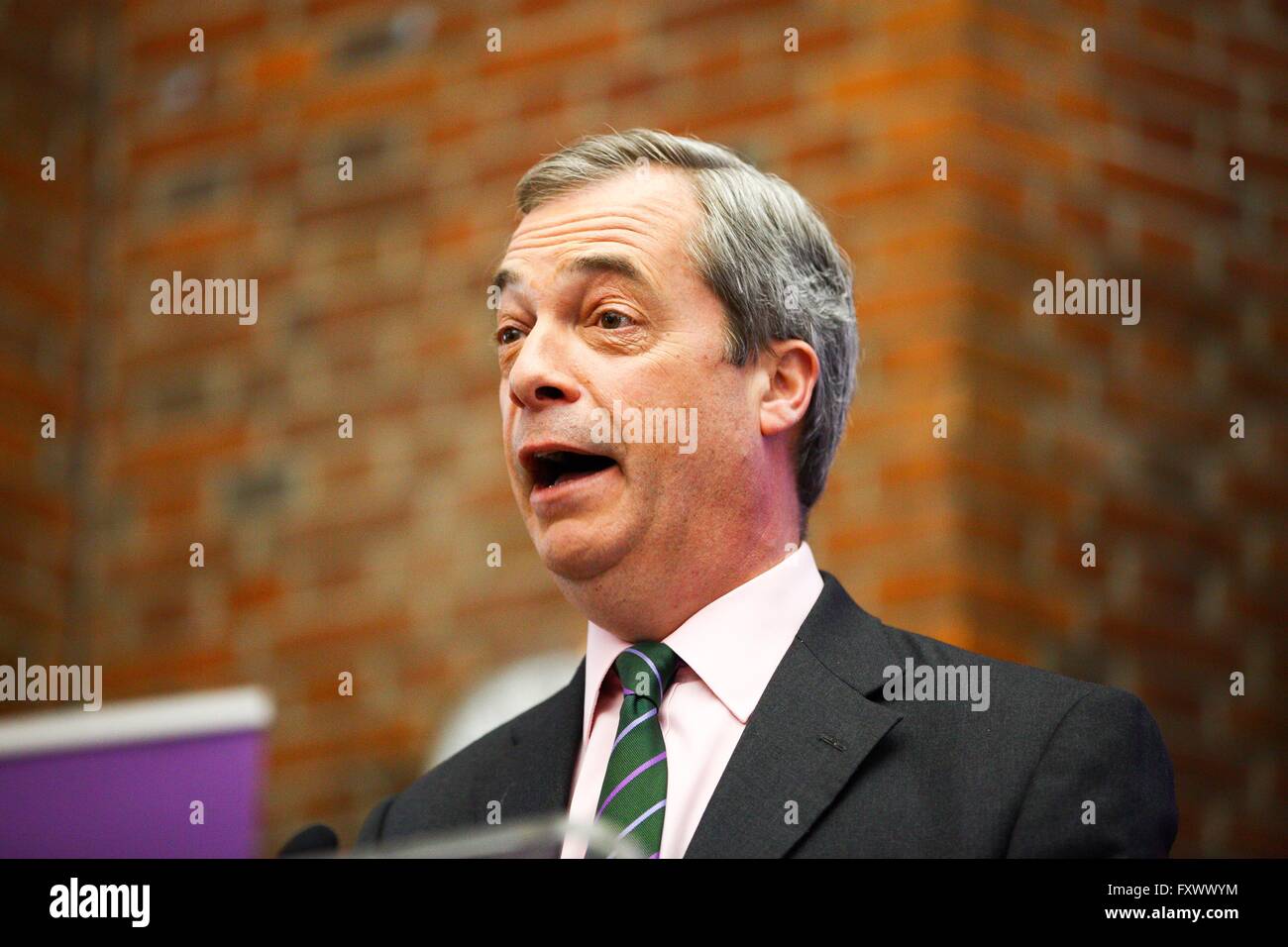 Londres, Royaume-Uni. 19 avril, 2016. Leader de l'UKIP Nigel Farage rejoint Peter Whittle, candidat à la mairie de Londres et l'UKIP Assemblée de Londres équipe de lancer son programme électoral de Londres au Centre Emmanuel à Westminster. Credit : Dinendra Haria/Alamy Live News Banque D'Images