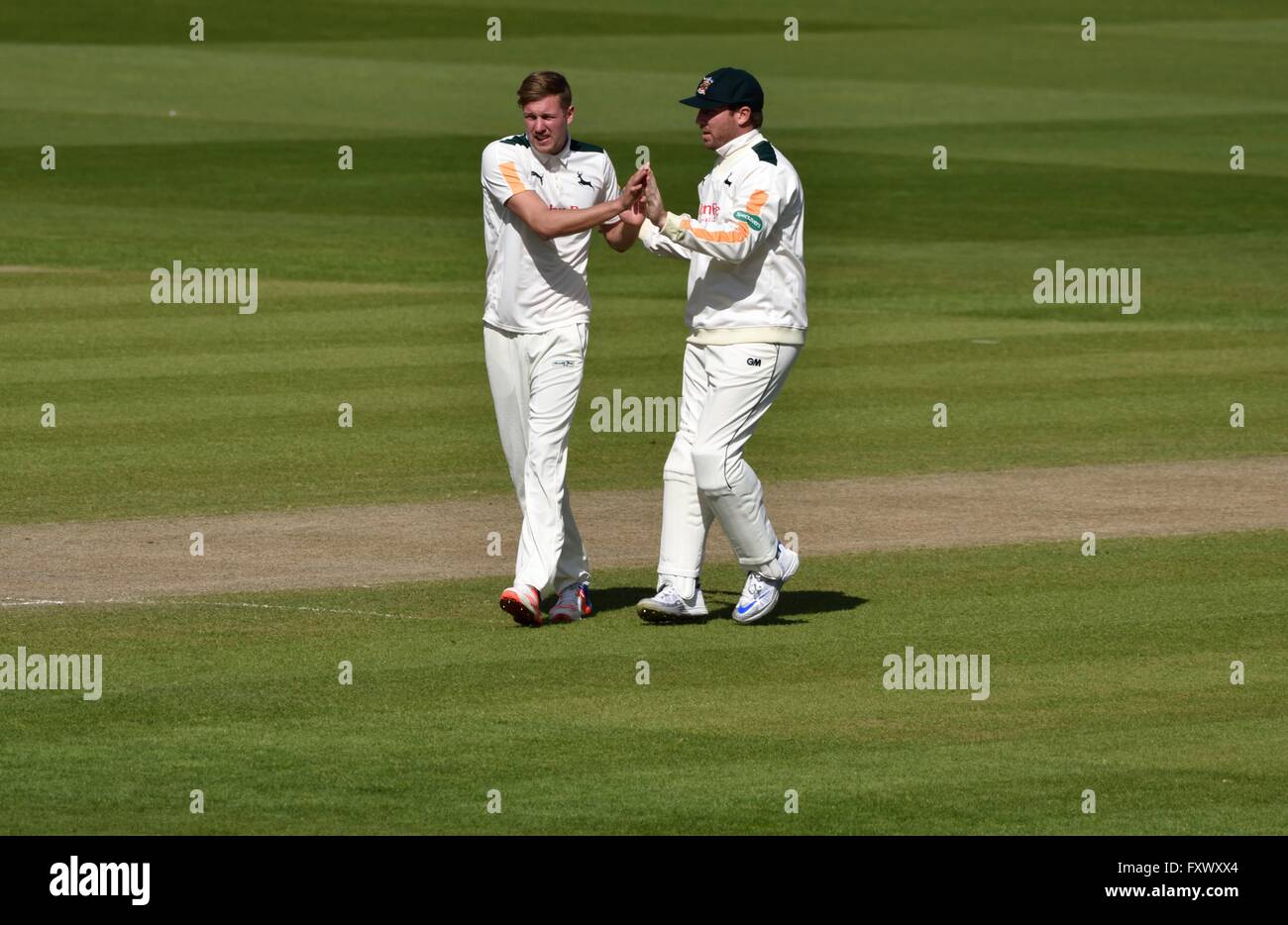 Manchester UK 19 avril 2016 Jake Ball (Limburg) est félicité pour prendre sa 4ème guichet, rejetant Liam Livingstone pour 70 avec sa première balle sur le matin du jour 3 de la comté au Championnat Specsavers Unis Old Trafford. Crédit : John Fryer/Alamy Live News Banque D'Images