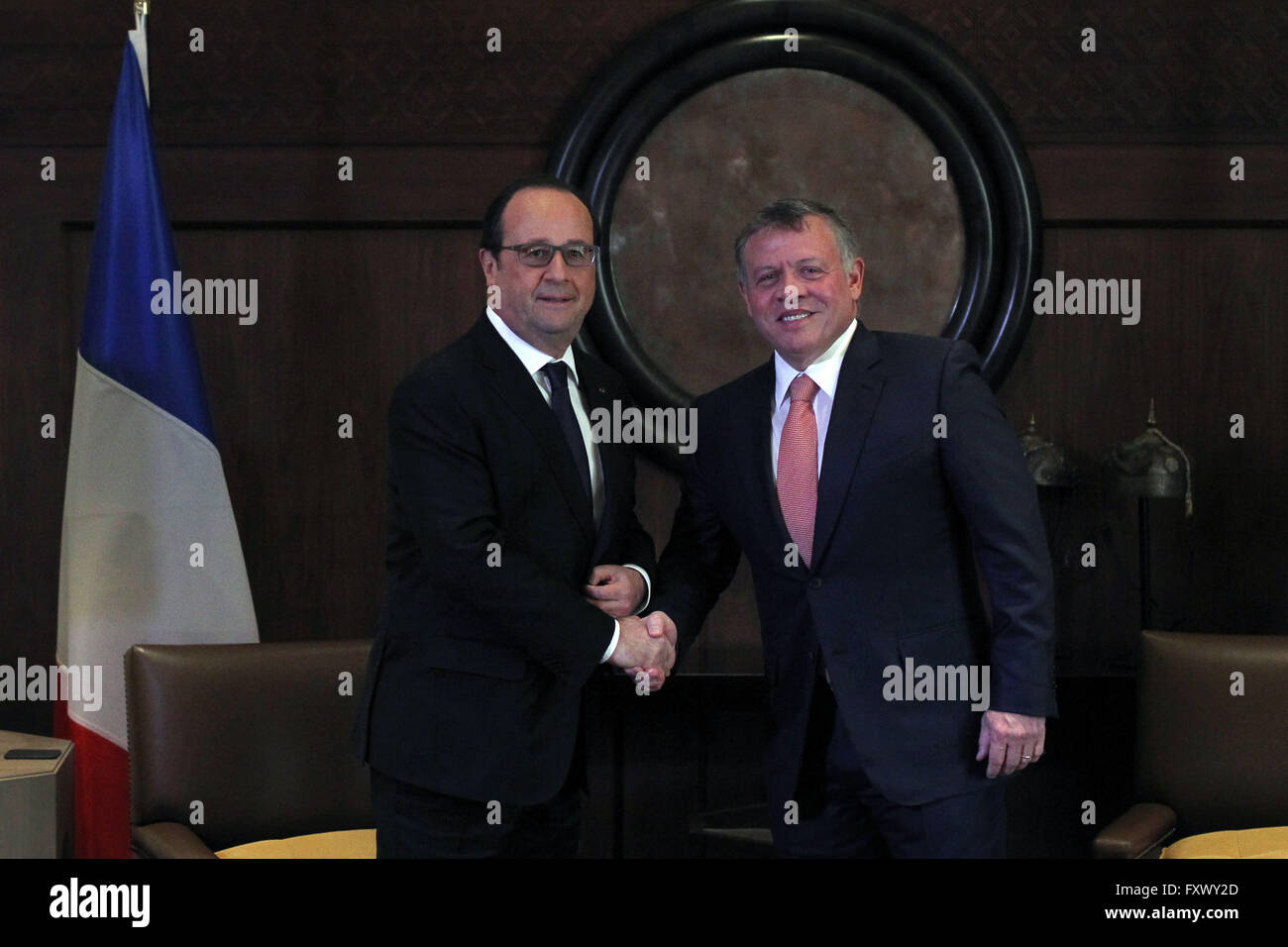 Amman, Jordanie. Apr 19, 2016. Le Roi de Jordanie Abdullah II (R), serre la main avec le président français François Hollande au Palais Royal à Amman, Jordanie, le 19 avril 2016. Credit : Mohammad Abu Ghosh/Xinhua/Alamy Live News Banque D'Images