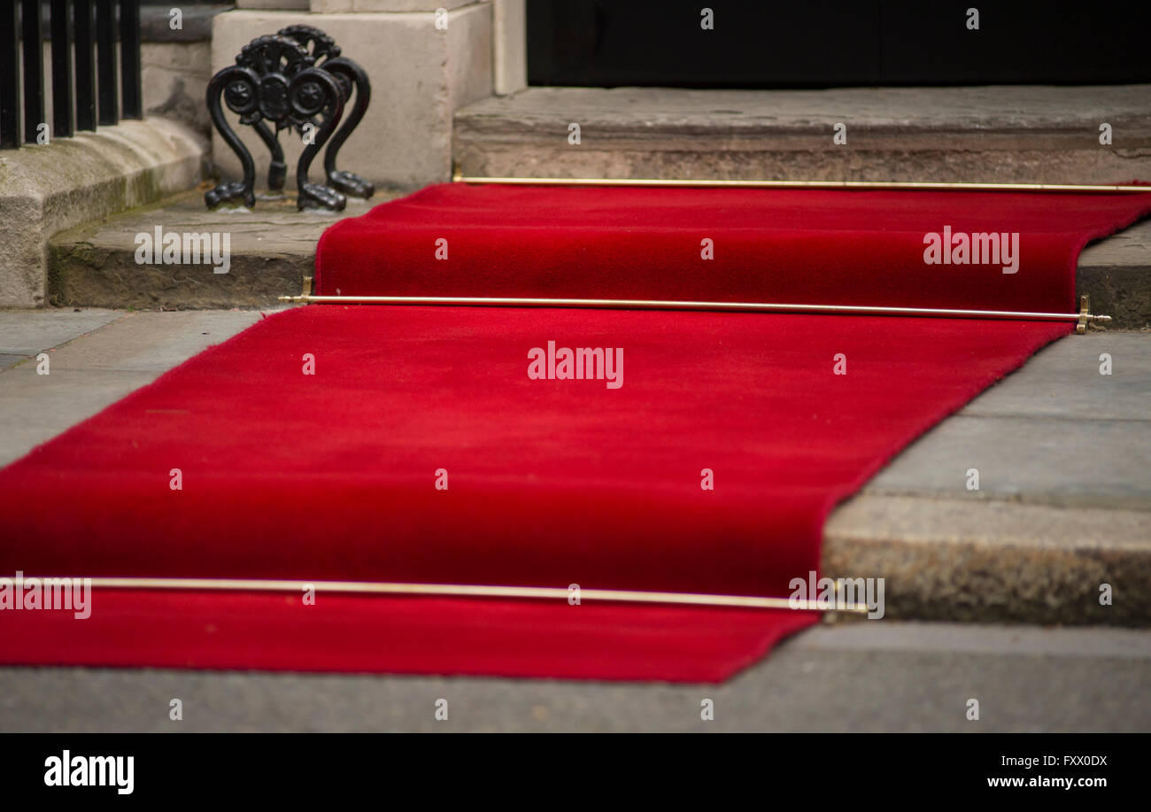 10 Downing Street, Londres, Royaume-Uni. 19 avril, 2016. Tapis rouge installé pour l'arrivée du président Joko Widodo de l'Indonésie à Downing Street pour être accueilli par le Premier Ministre David Cameron. Credit : Malcolm Park editorial/Alamy Live News Banque D'Images