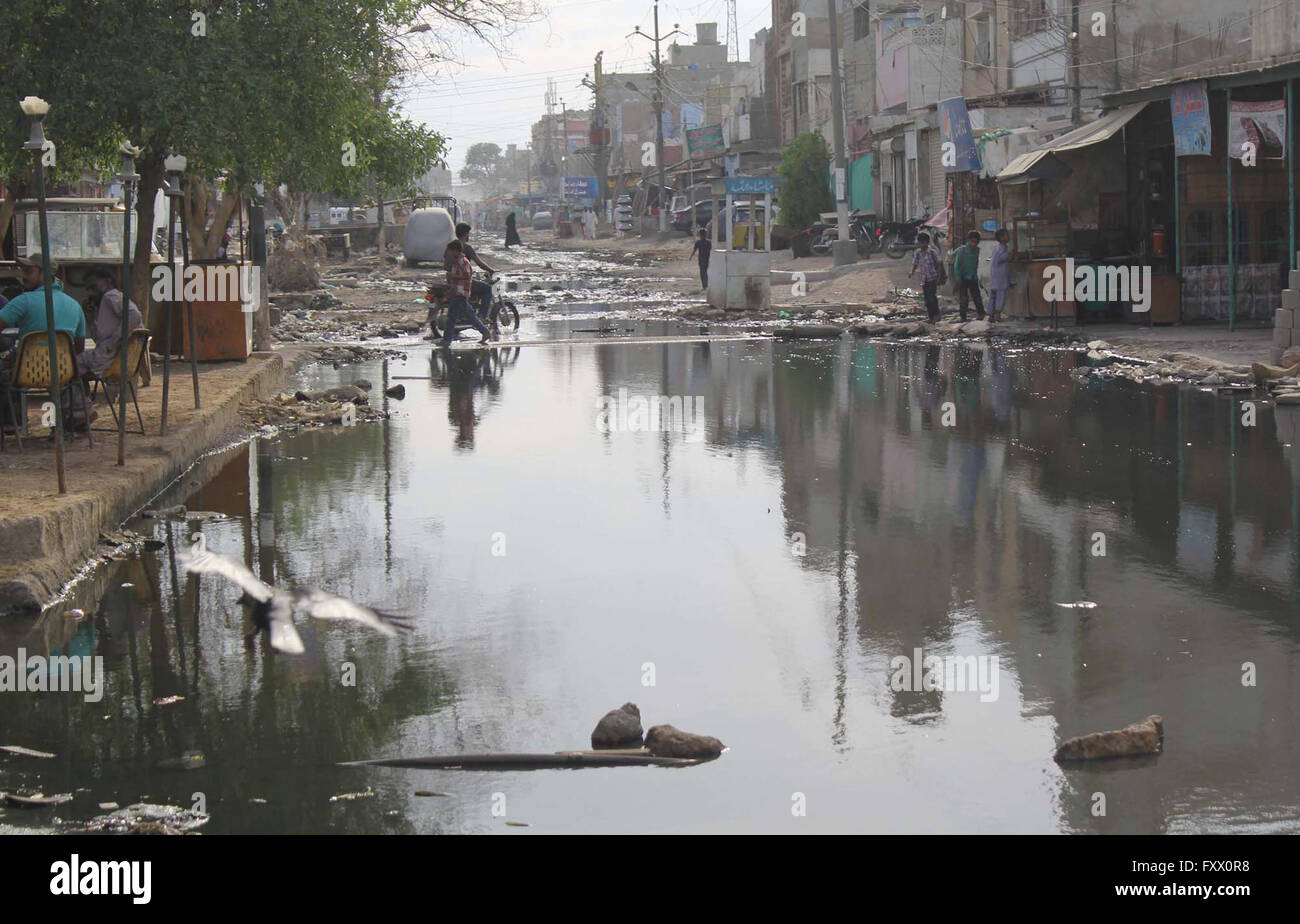 L'eau stagnante de l'assainissement sur route reliant le secteur de Korangi 48-B et 48-C de créer des problèmes pour les usagers pour les quatre derniers mois, montrant la négligence des autorités concernées, à Karachi, le Mardi, Avril 19, 2016. Banque D'Images