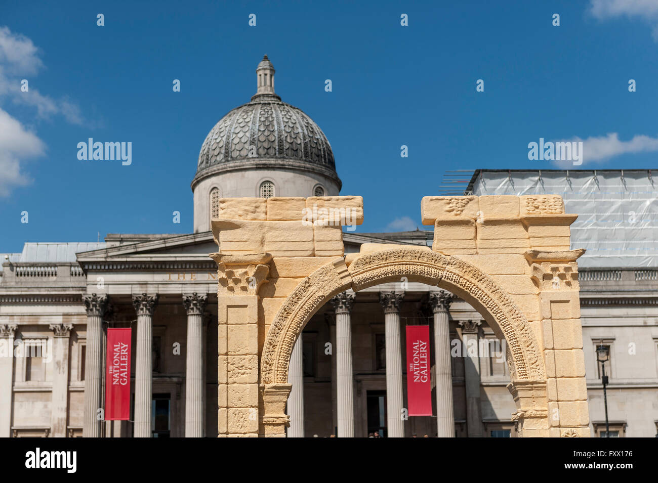 Londres, Royaume-Uni. 19 avril 2016. L'iconique de Palmyre loisirs arc triomphal dévoilé à Trafalgar Square dans le cadre de la Semaine du patrimoine mondial en 2016. La reconstruction, qui fait usage de l'impression 3D, a été entrepris par l'Institut de l'Université d'Oxford archéologie numérique et sera en place 19 au 21 avril. Crédit : Stephen Chung / Alamy Live News Banque D'Images