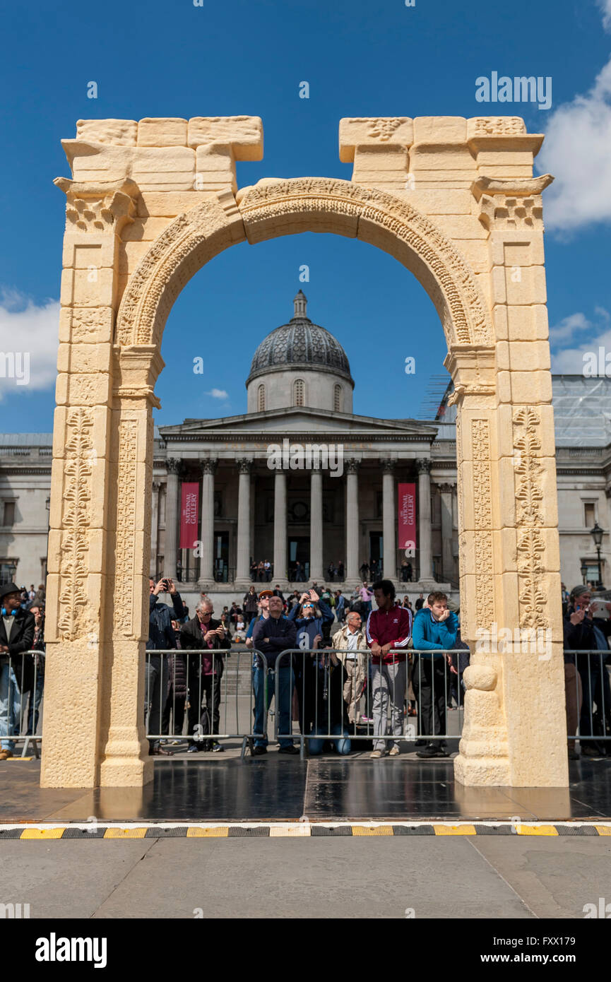 Londres, Royaume-Uni. 19 avril 2016. L'iconique de Palmyre loisirs arc triomphal dévoilé à Trafalgar Square dans le cadre de la Semaine du patrimoine mondial en 2016. La reconstruction, qui fait usage de l'impression 3D, a été entrepris par l'Institut de l'Université d'Oxford archéologie numérique et sera en place 19 au 21 avril. Crédit : Stephen Chung / Alamy Live News Banque D'Images