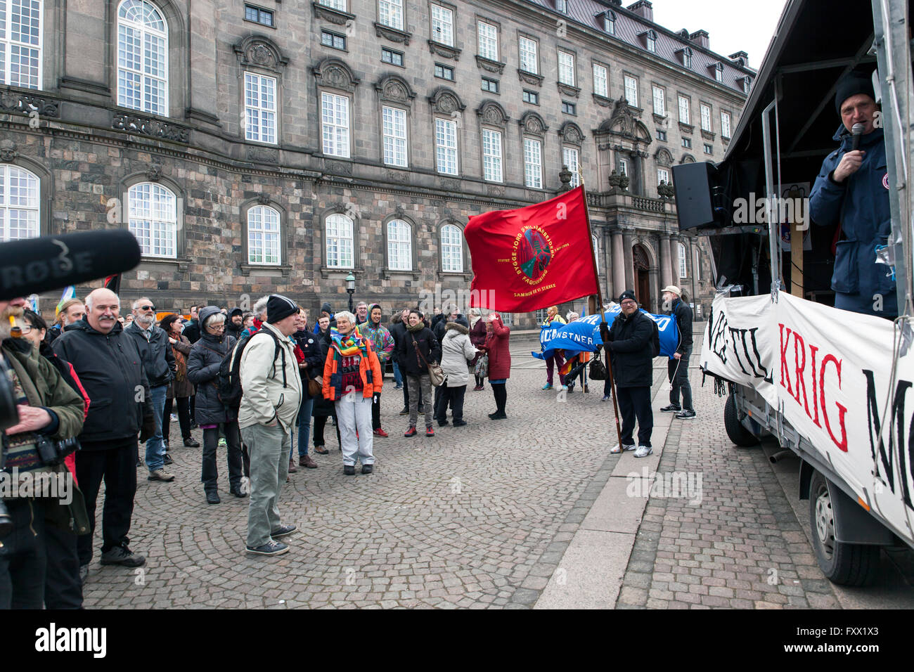 Copenhague, Danemark, 19 avril 2016. Les manifestants à la place du Parlement de manifester contre un projet de loi en cours de négociation au Parlement simultanée, Christiansborg (arrière-plan), qui permettra d'accroître la participation militaire danois dans la lutte contre l'Etat islamique en Syrie. Le projet de loi a été adopté et signifie que les combattants de l'air F-16, avion de transport Hercules et les Forces spéciales seront bientôt déployés dans la guerre. Credit : OJPHOTOS/Alamy Live News Banque D'Images