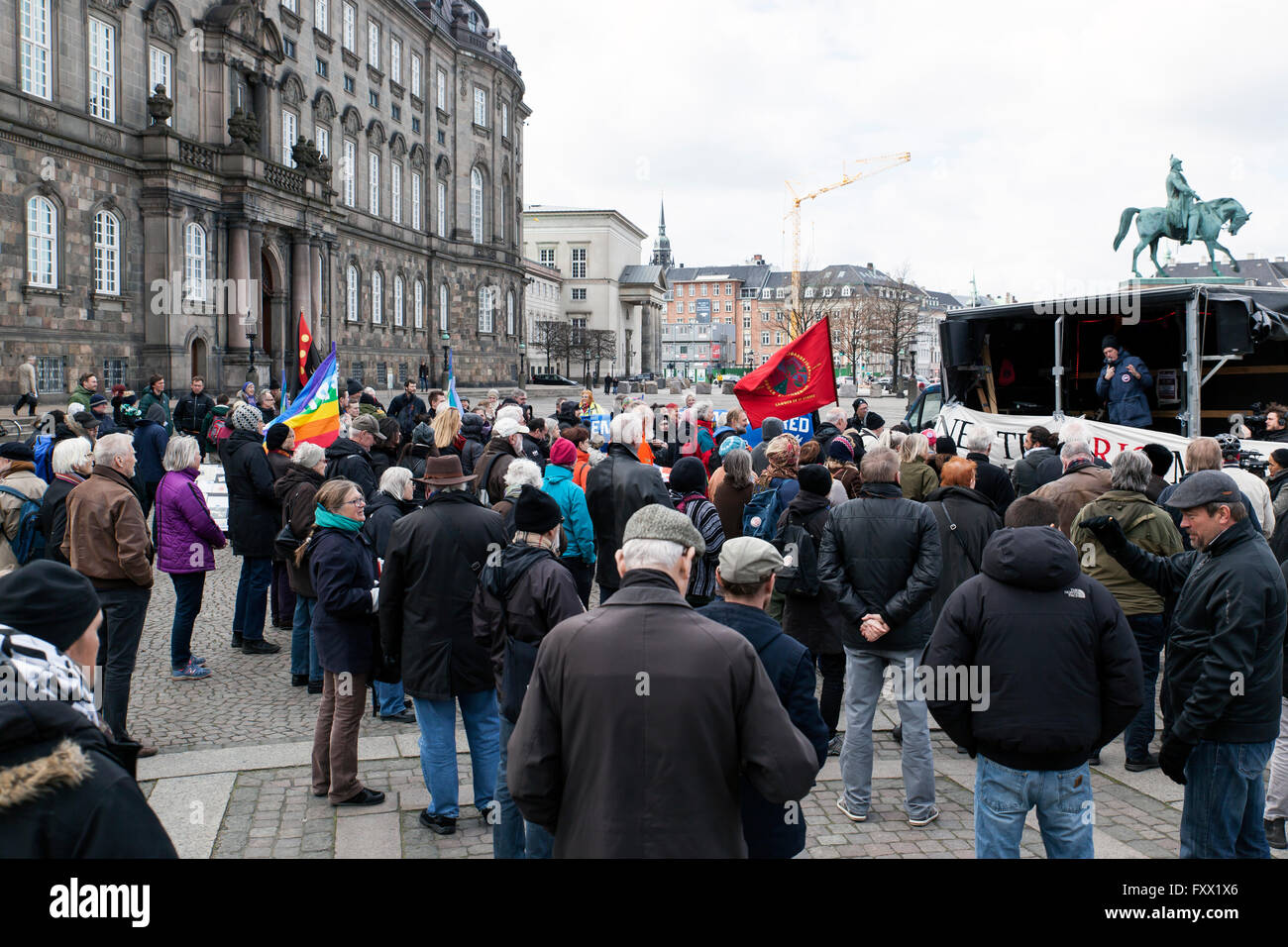 Copenhague, Danemark, 19 avril 2016. Les manifestants à la place du Parlement de manifester contre un projet de loi en cours de négociation au Parlement simultanée, Christiansborg (arrière-plan), qui permettra d'accroître la participation militaire danois dans la lutte contre l'Etat islamique en Syrie. Le projet de loi a été adopté et signifie que les combattants de l'air F-16, avion de transport Hercules et les Forces spéciales seront bientôt déployés dans la guerre. Credit : OJPHOTOS/Alamy Live News Banque D'Images