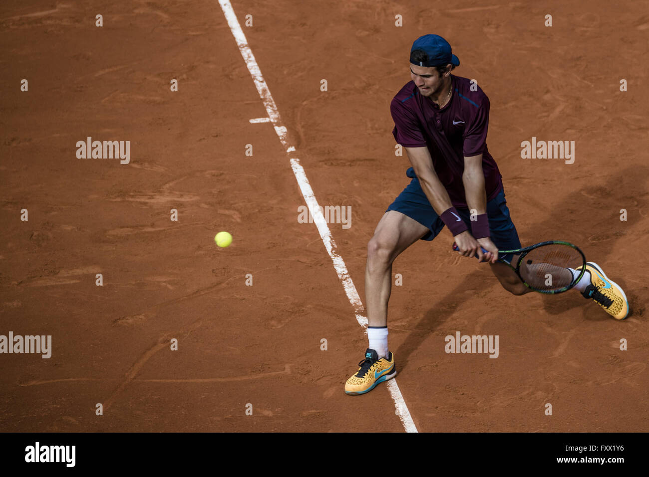 Barcelone, Catalogne, Espagne. Apr 19, 2016. KAREN KHACHANOV (RUS) renvoie une balle à Roberto Bautista (ESP) lors de la 2e ronde de l'Open de Barcelone Banc Sabadell' 2016. Khachanov gagne en trois sets 6-2, 6-7, 6-3 Crédit : Matthias Rickenbach/ZUMA/Alamy Fil Live News Banque D'Images