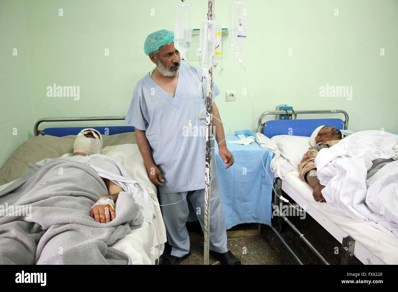 Kaboul, Afghanistan. 19 avril, 2016. Les Afghans qui ont été blessés reçoivent des soins dans un hôpital local f après l'attaque des Taliban en face du bureau de renseignements afghans à Kaboul, Afghanistan, le 19 avril 2016. Au moins 29 personnes ont été tuées et plus de 340 autres personnes ont été blessées dans une attaque coordonnée dans la capitale afghane, Kaboul. Credit : imagespic/Alamy Live News Banque D'Images