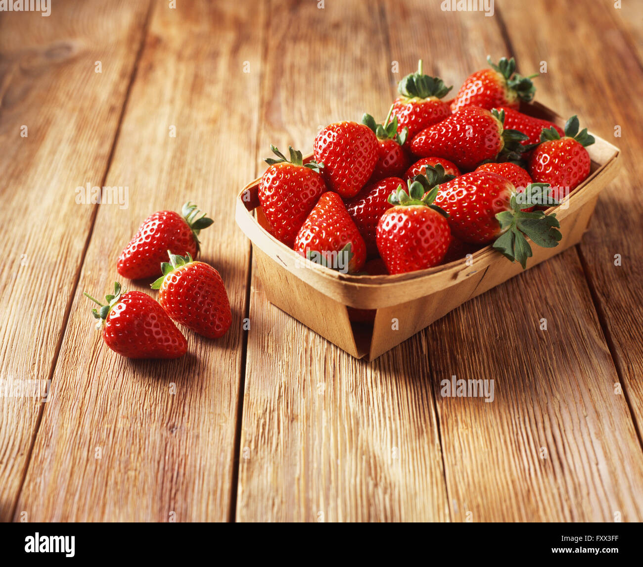 Punnett de fraises sur table en bois Banque D'Images