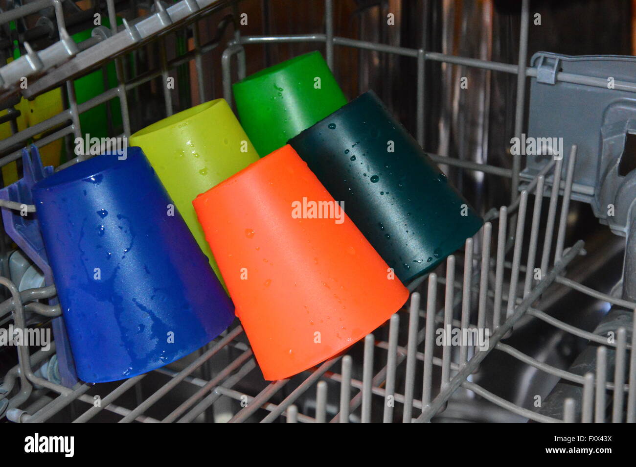Gobelets colorés dans le lave-vaisselle Banque D'Images