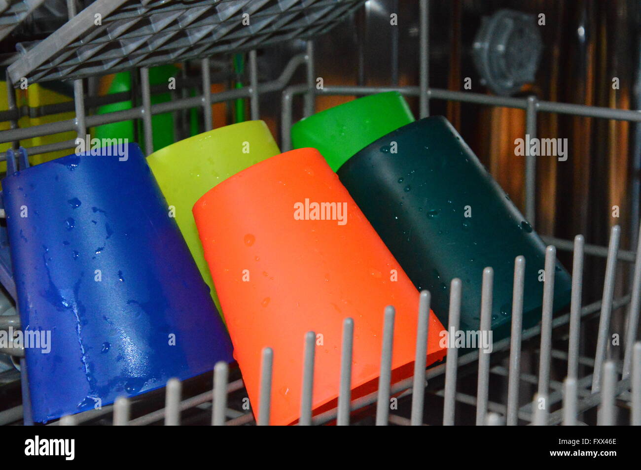 Gobelets colorés dans le lave-vaisselle Banque D'Images