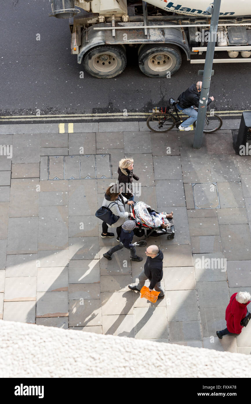 Les piétons marcher le long de King Street, Hammersmith, Londres. 18/02/2016. Banque D'Images