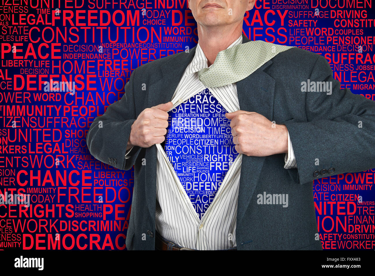 Superhero businessman showing fonction sous sa chemise debout contre les droits de l'homme contexte Banque D'Images