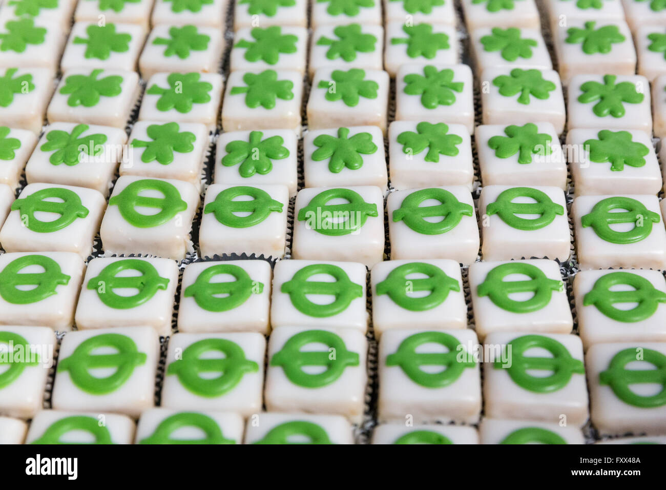 Cocarde souterrain et trèfle irlandais de gâteaux faits pour célébrer l'implication des travailleurs irlandais dans la construction du Tube Banque D'Images