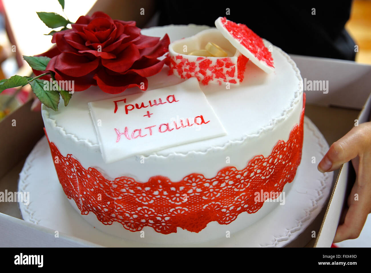 Petit Gateau A La Rose Sur Anniversaire De Mariage Photo Stock Alamy Petit Gateau A La Rose Sur Anniversaire De Mariage Photo Stock Alamy