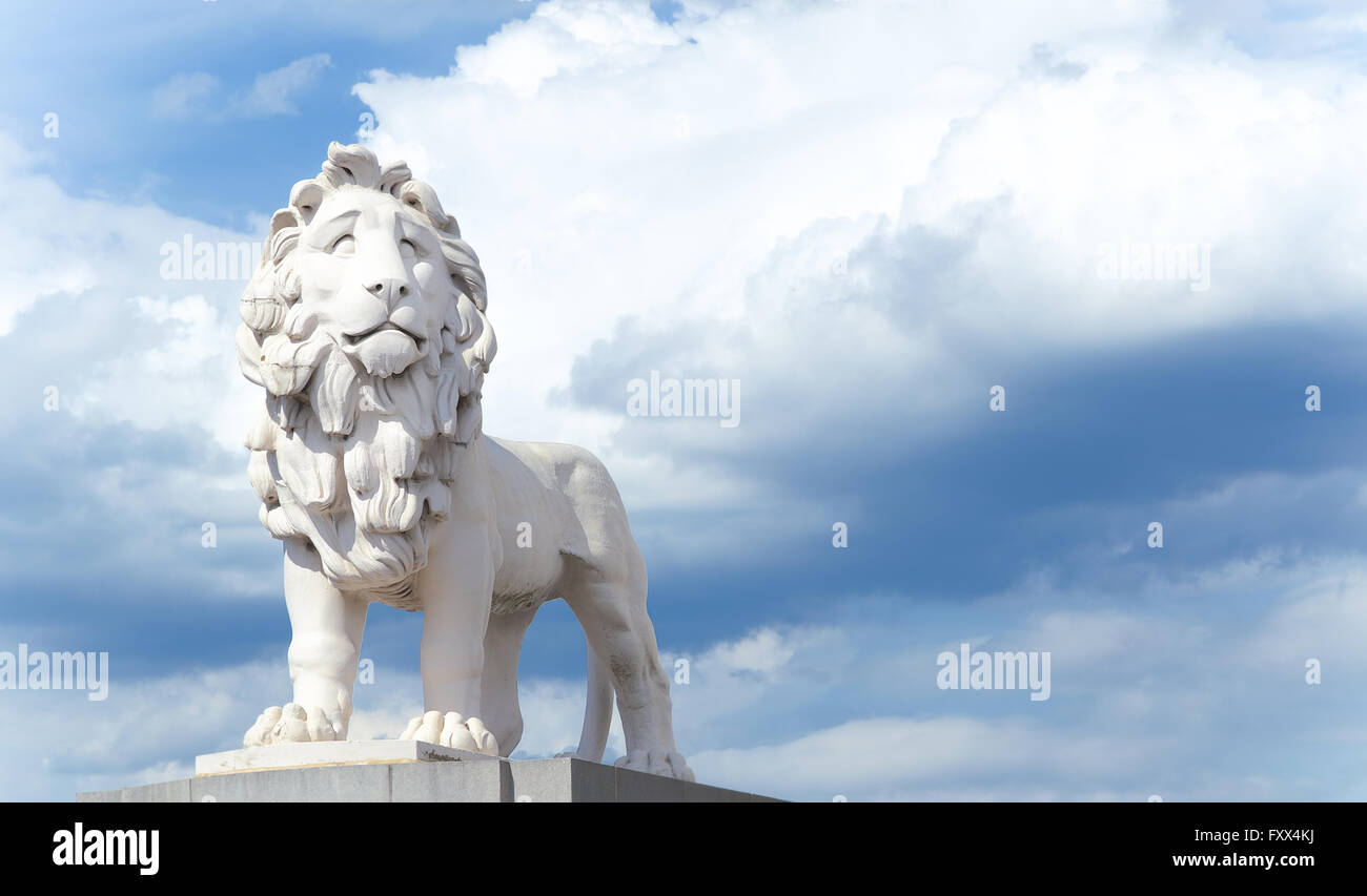 Coade stone Lion sur le pont de Westminster contre ciel dramatique Banque D'Images