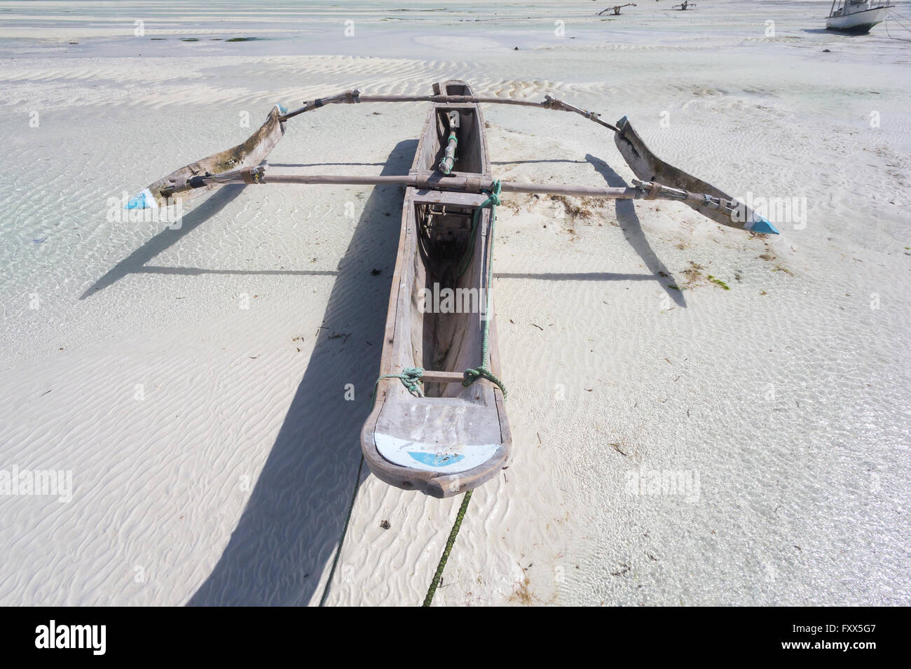 Bateau en bois en Dhow couché au sec à marée basse sur une plage de l'Océan Indien près de Zanzibar, Tanzanie Banque D'Images Bateau en bois en Dhow couché au sec à marée basse sur une plage de l'Océan Indien près de Zanzibar, Tanzanie Banque D'Images