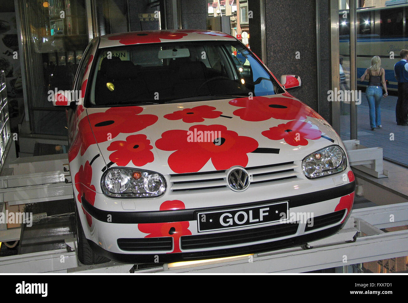 Finlande : Helsinki Marimekko : Golf à Stockmann's vitrine Banque D'Images