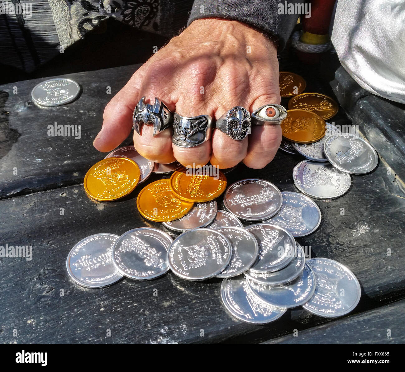 Le Buccaneer pirates flotter pendant le Children's parade, montre son doubloons et bagues. Family friendly Mardi Gras en Louisiane Banque D'Images