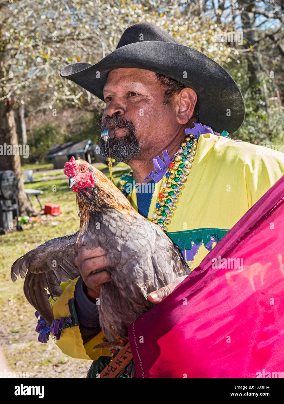 Rodney Victorian, poulet légende, est titulaire d'un de ses coqs prix pour le traditionnel Chicken Run en Iowa, Louisiane Banque D'Images