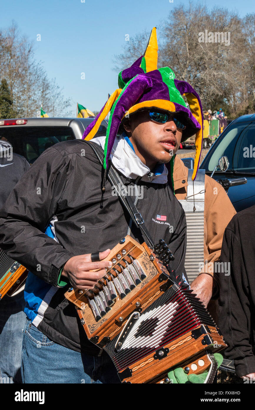 L'un des musiciens sur le parcours du défilé lors du traditionnel Chicken Run pour Lake Charles family friendly Mardi Gras. Banque D'Images