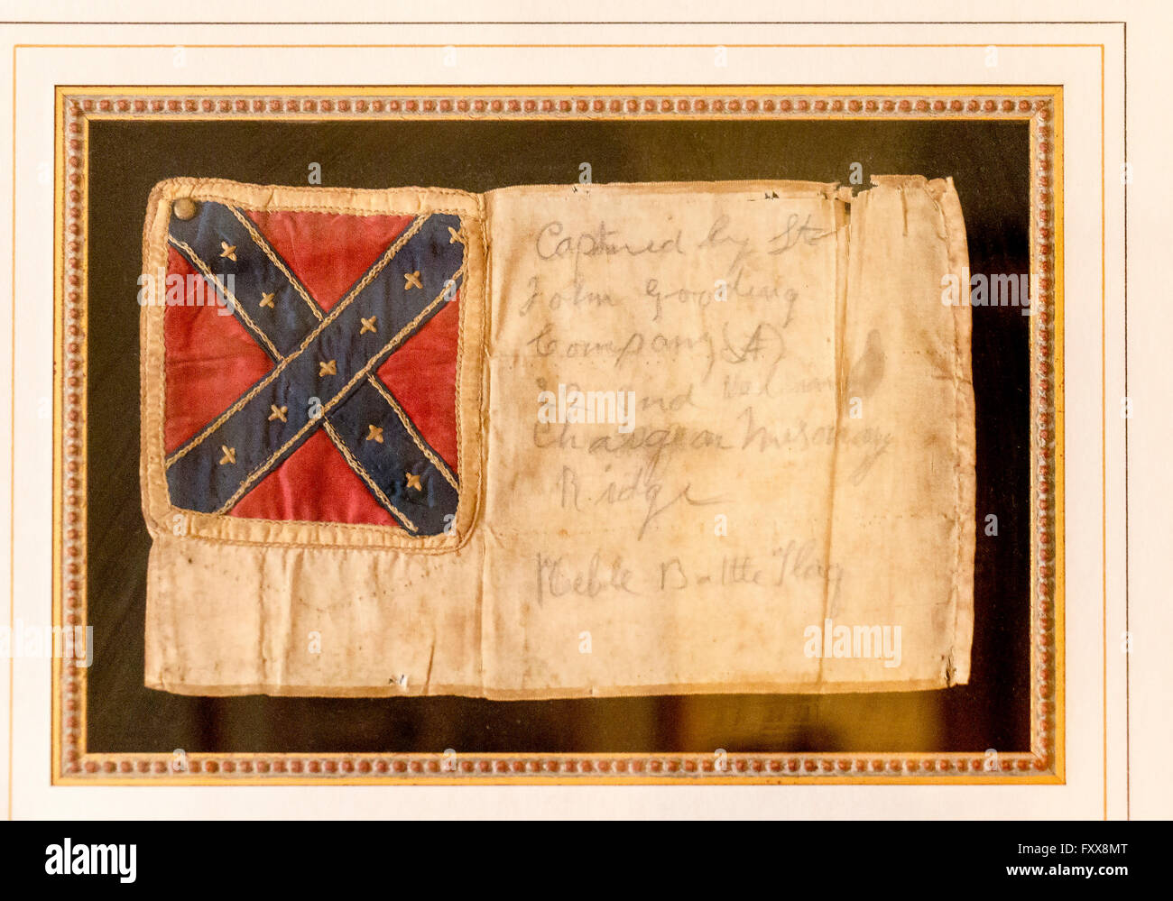 'Le Petit drapeau, un drapeau confédéré" une fois sur le serre-tête d'un soldat confédéré's horse et maintenant sur un mur à Oaklawn Manor j Banque D'Images