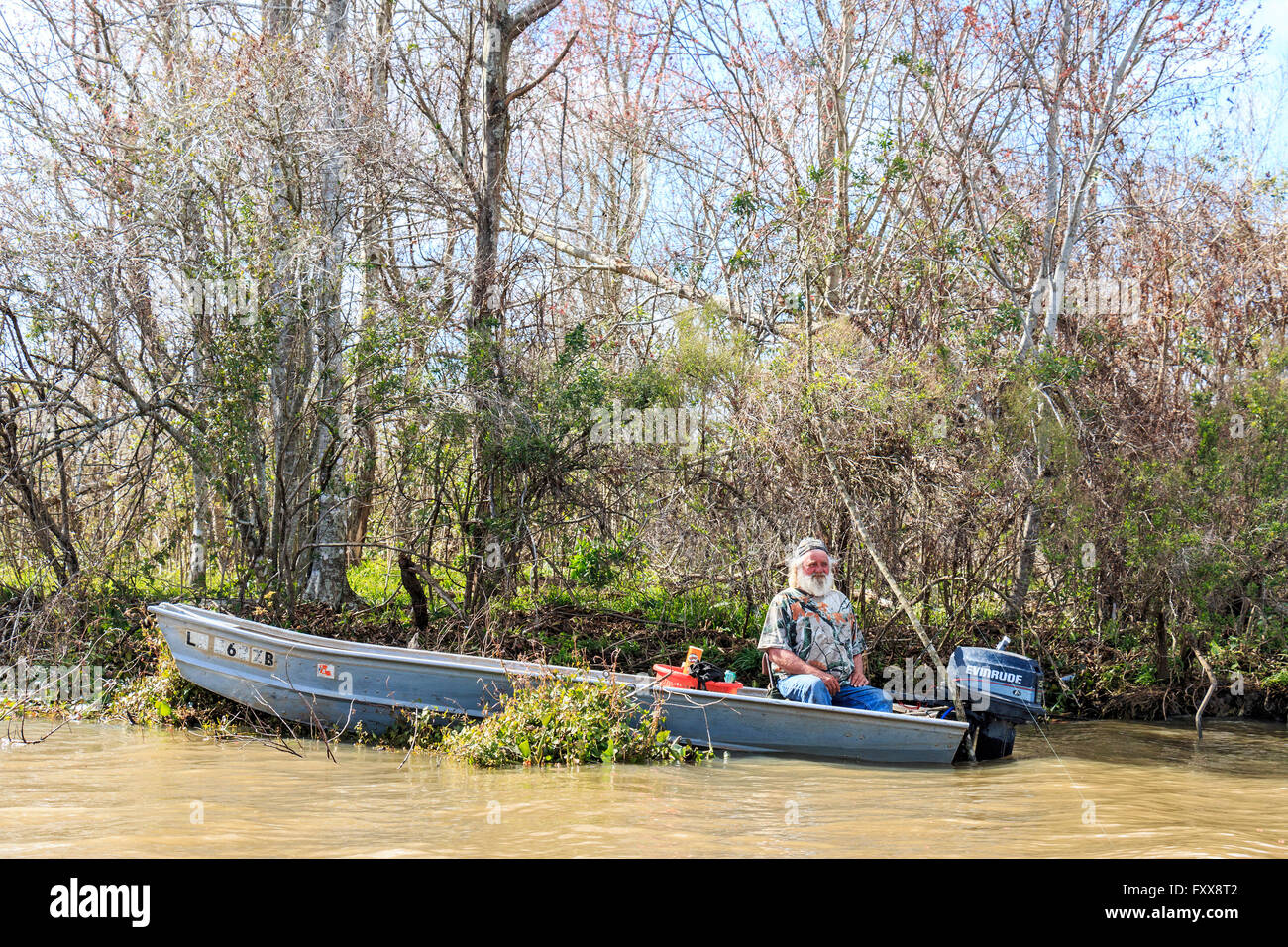 Pêcheur de vieillissement dans un bayou de la Louisiane du Sud. Banque D'Images