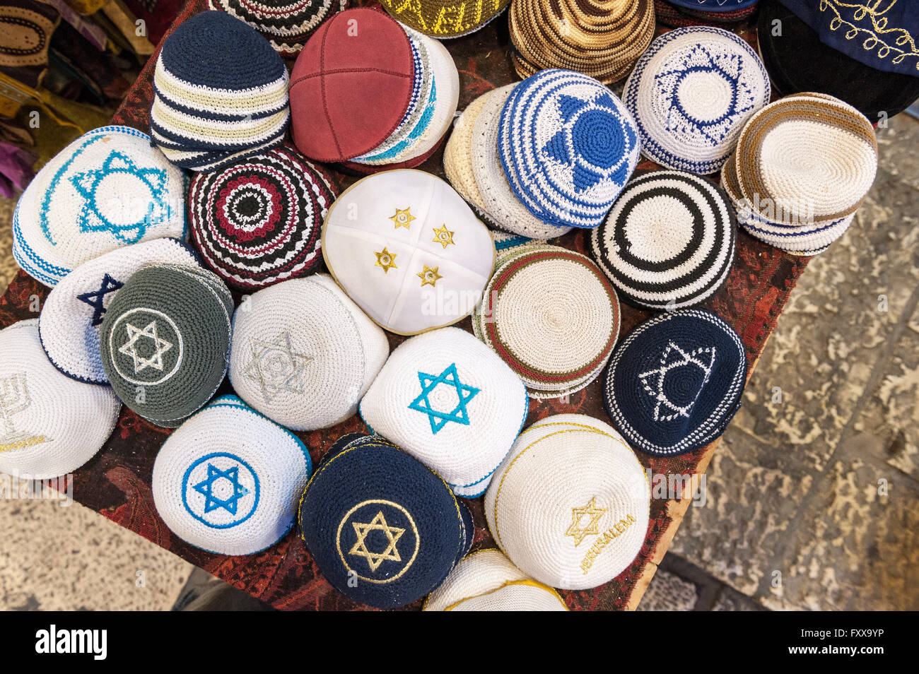 Israël, Jérusalem, kippas à vendre au marché Banque D'Images