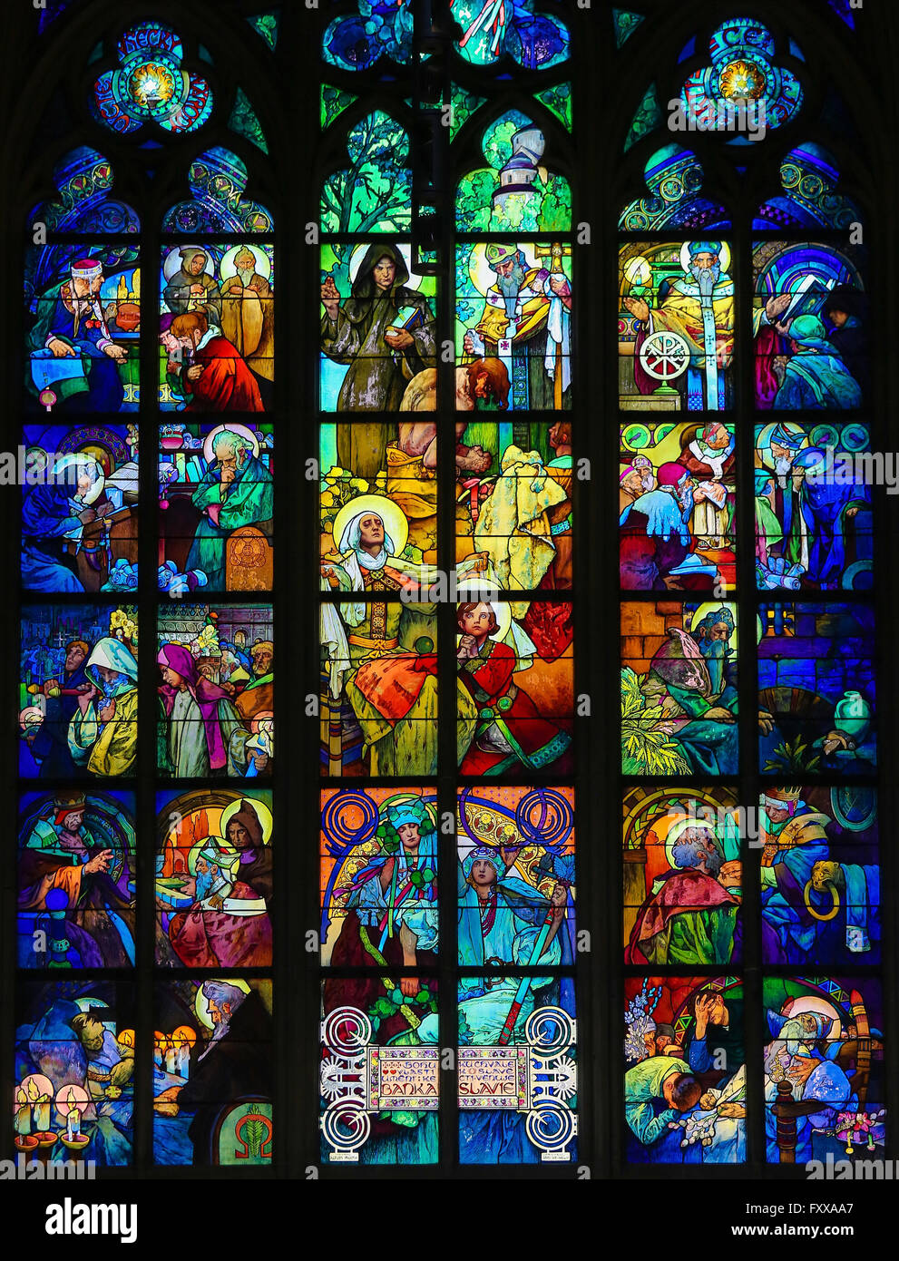 Vitrail de saint Venceslas,sa grand-mère Saint Ludmila et Sts Cyril et Methodius, conçu par Alphonse Mucha Banque D'Images