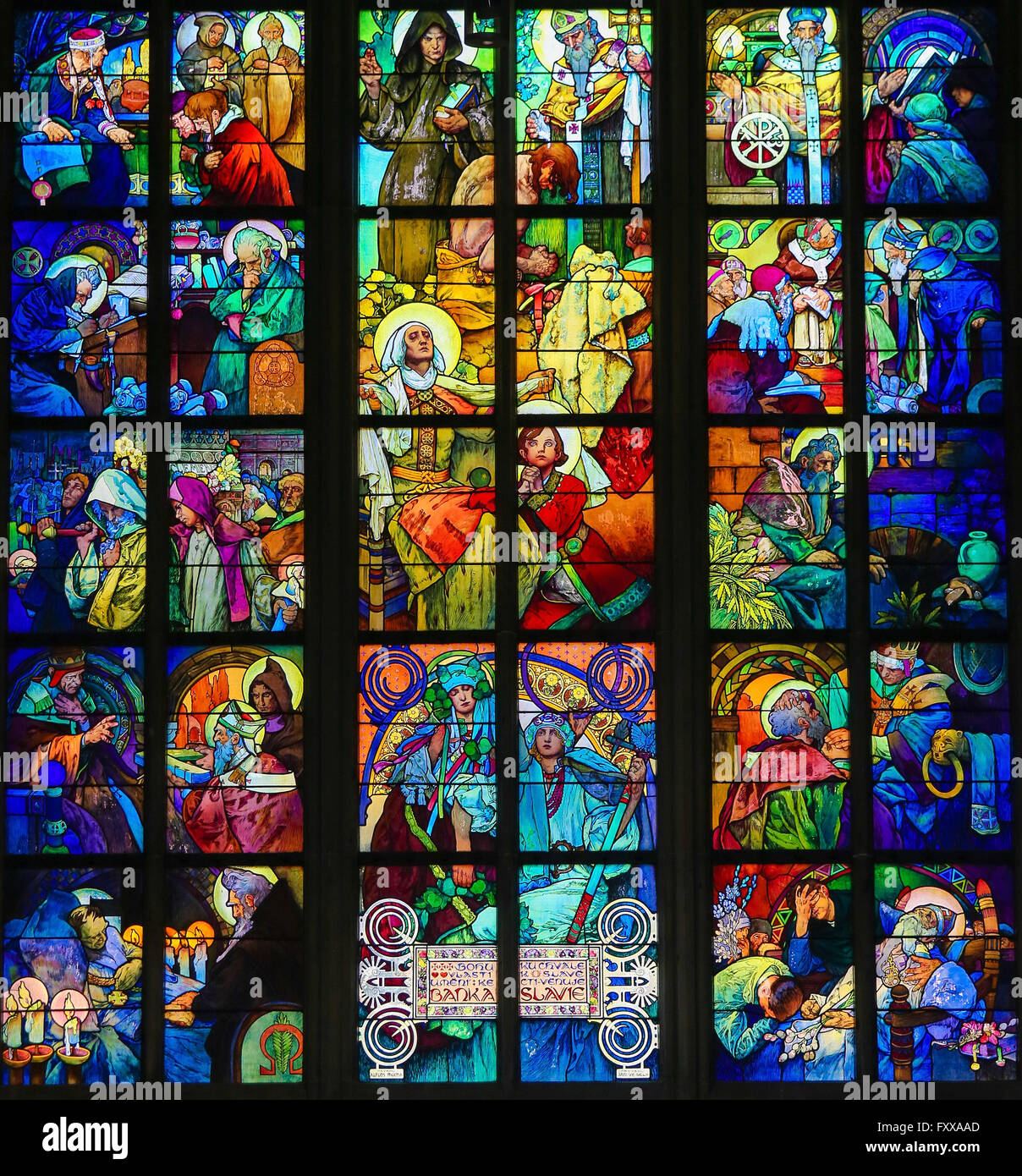Vitrail de saint Venceslas,sa grand-mère Saint Ludmila et Sts Cyril et Methodius, conçu par Alphonse Mucha Banque D'Images