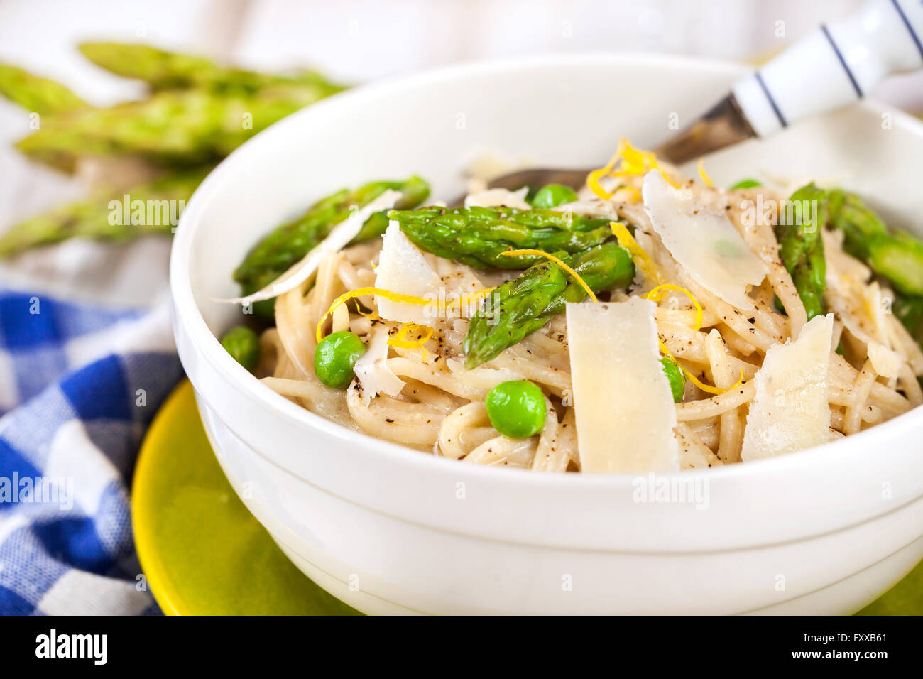 Spaghetti aux asperges et petits pois Banque D'Images