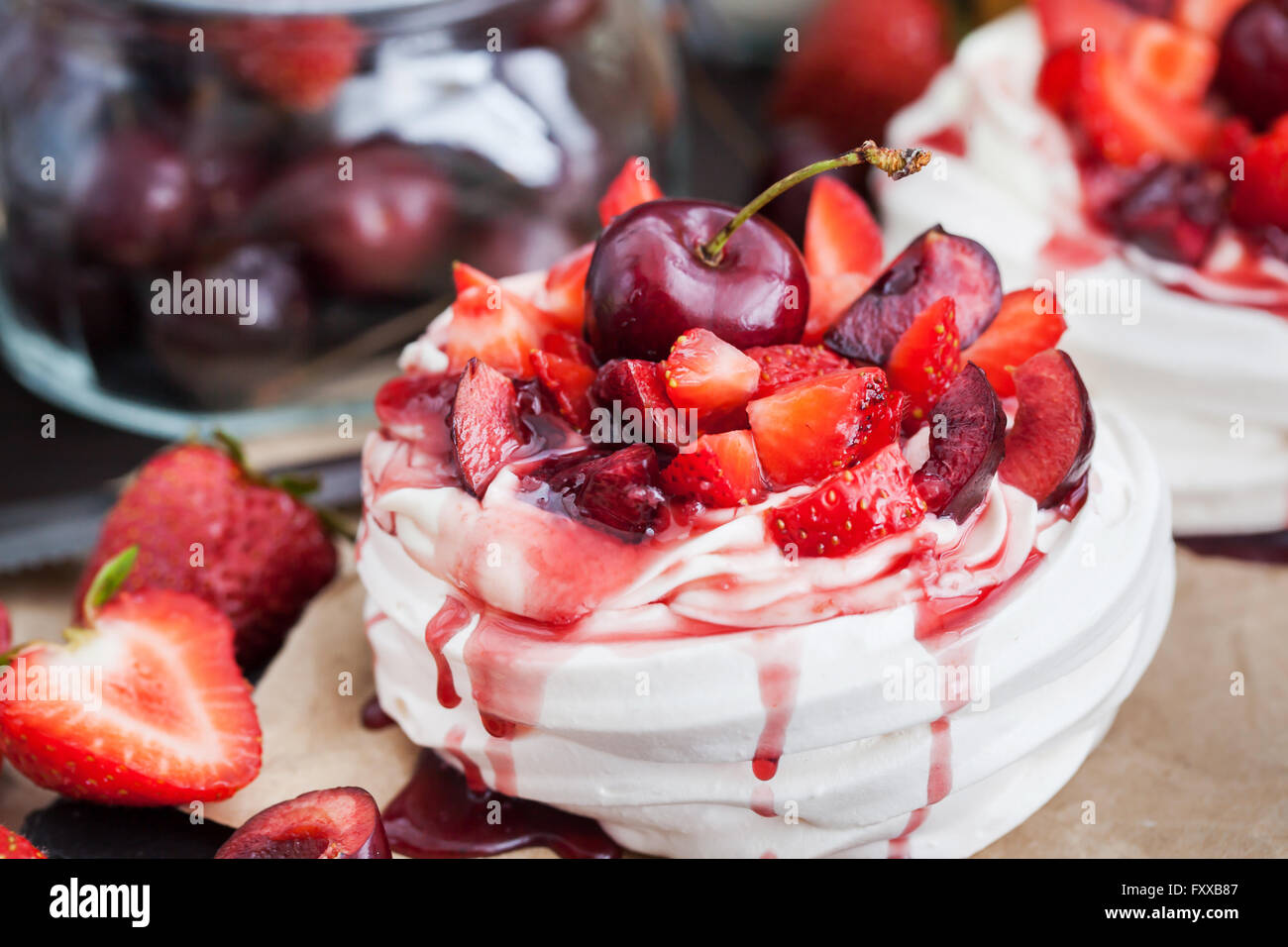Partie De Mini Pavlova Meringuee Gateau Decore Avec Des Fraises Fraiches Et Cherry Photo Stock Alamy
