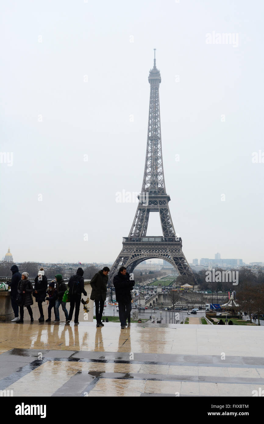 Tour Eiffel Paris France journée humide Banque D'Images