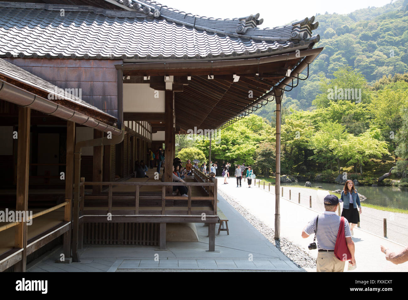 Une vue de côté de l'édifice du temple au motif de Kinkaku-ji (Pavillon d'or) à Kyoto, au Japon. Banque D'Images