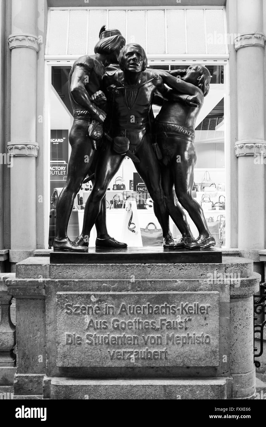 LEIPZIG, 5 avril : sculpture de Faust et Mephisto - scène dans le roman de Johann Wolfgang Goethe à Leipzig le 5 avril 2016 Banque D'Images