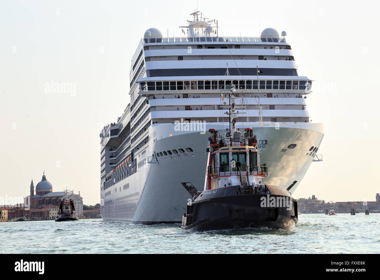 Navire de croisière MSC Poesia, IMO 9387073, avec tug boat marina MC Banque D'Images