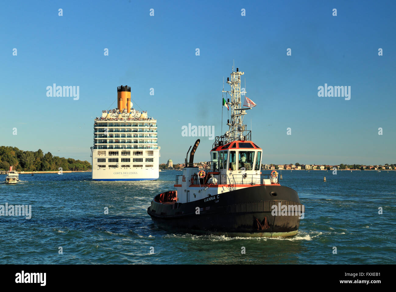 Tug boat Vanna C, l'OMI 9364502, et navire de croisière Costa Deliziosa, l'OMI 9398917 Banque D'Images