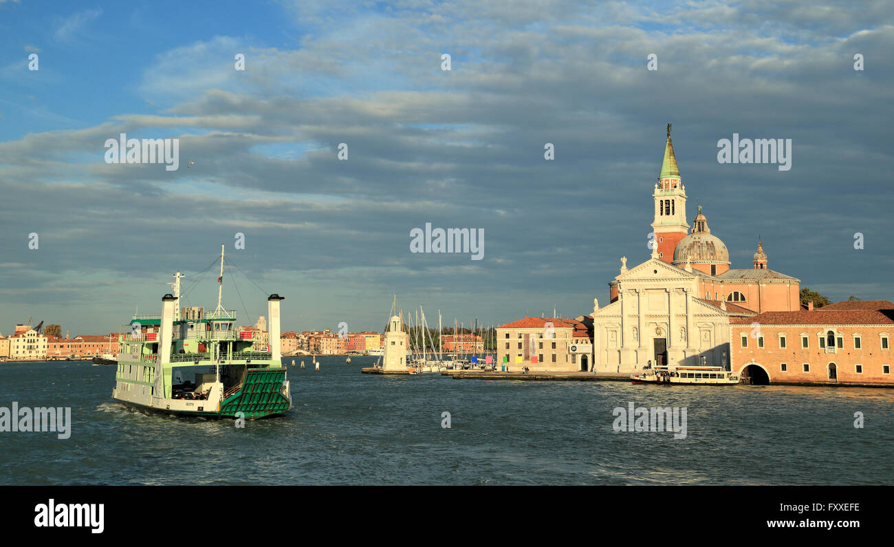 Venise, Isola di San Giorgio Maggiore Island, et ferry Actv Metamauco, IMO 9198434, sur le chemin de Lido Banque D'Images
