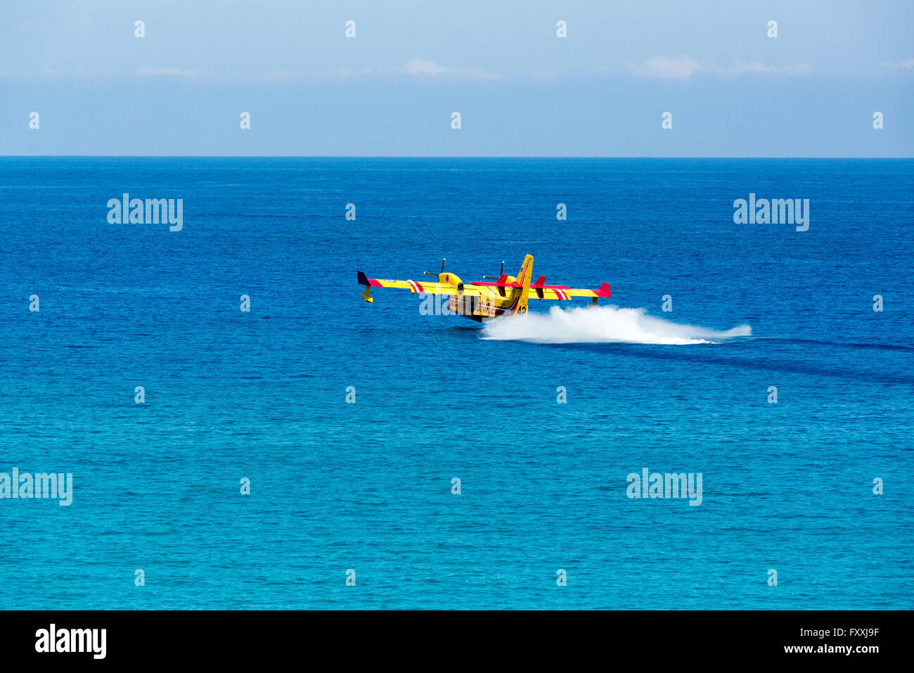 Un Bombardier Canadair CL-415 (415) de la Sécurité Civile Française à la collecte de l'eau. Mer Méditerranée, Corse, France Banque D'Images