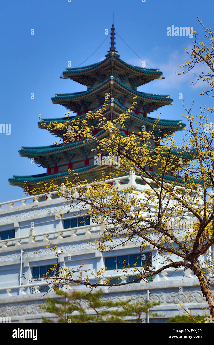 La pagode de cinq étages par le Musée National du folklore à Gyeongbokgung Palace à Séoul, Corée Banque D'Images