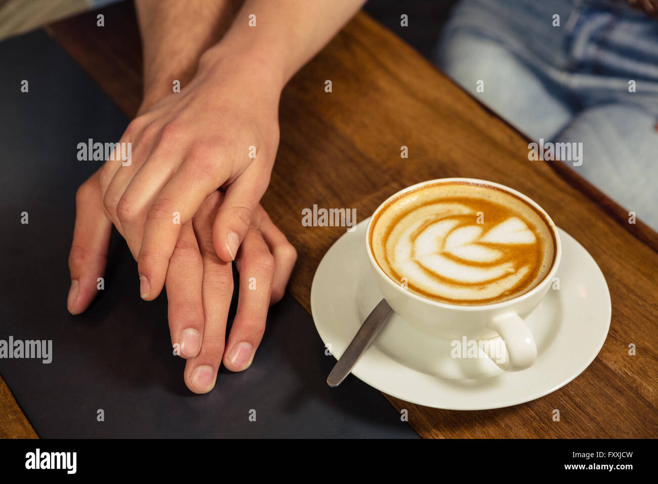 Couple holding hands Banque D'Images