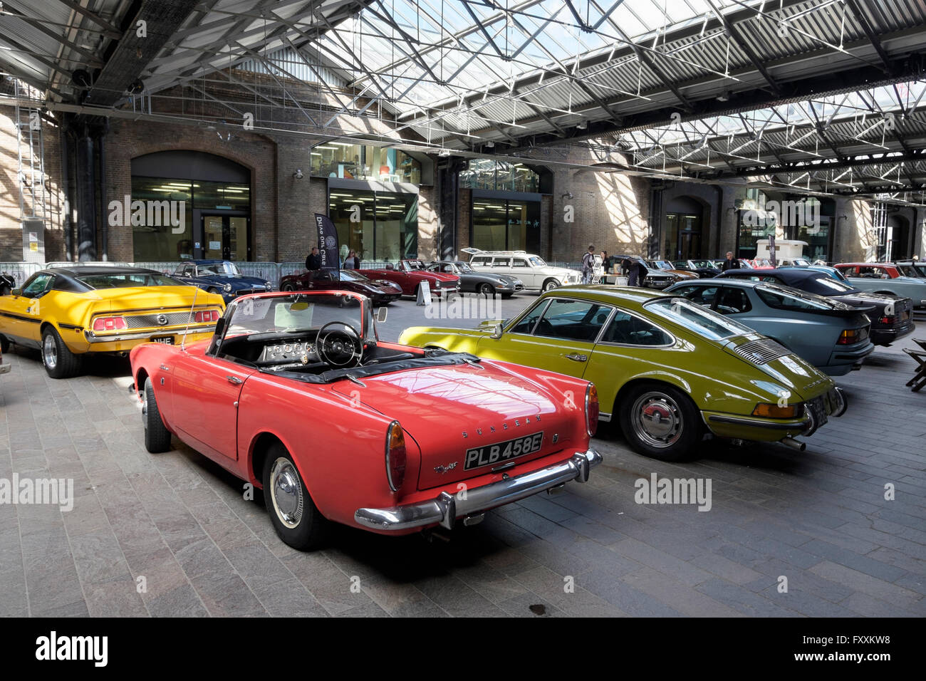 Voitures anciennes à la Classic Car Boot Sale, Lewis Cubitt Square, Kings Cross, London Banque D'Images