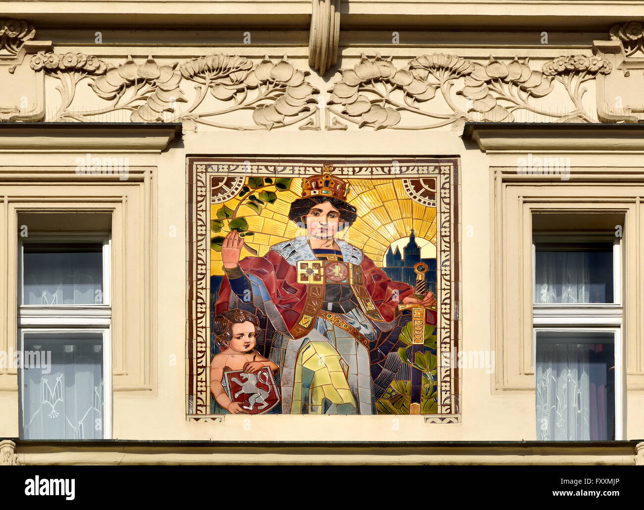 Prague, République tchèque. Penzion Ruská (Paris) L'Art Nouveau (architecte : Jan Vejrych : 1904) Mosaïques sur façade par Jan Kohler Banque D'Images
