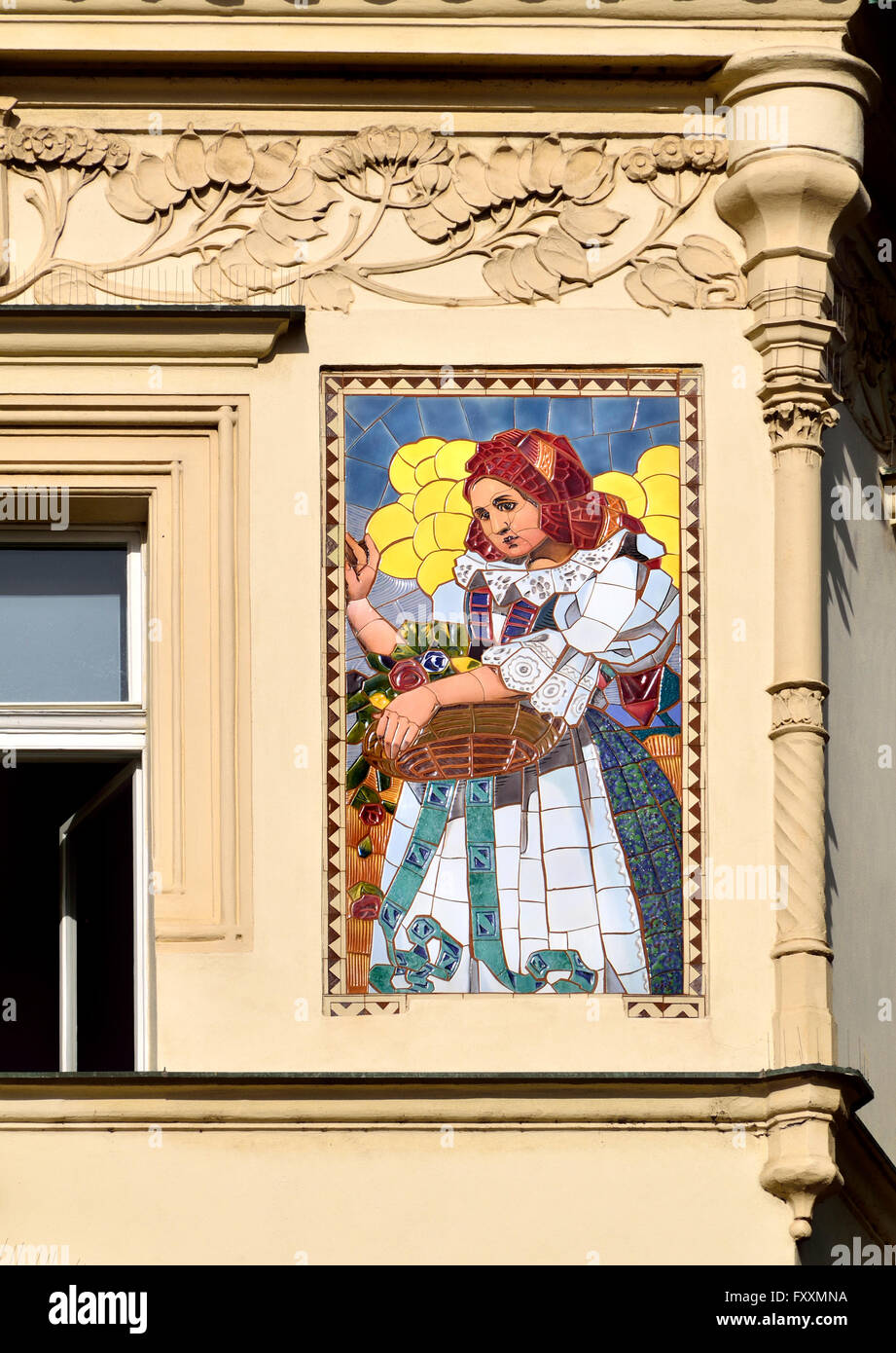 Prague, République tchèque. Penzion Ruská (Paris) L'Art Nouveau (architecte : Jan Vejrych : 1904) Mosaïques sur façade par Jan Kohler Banque D'Images