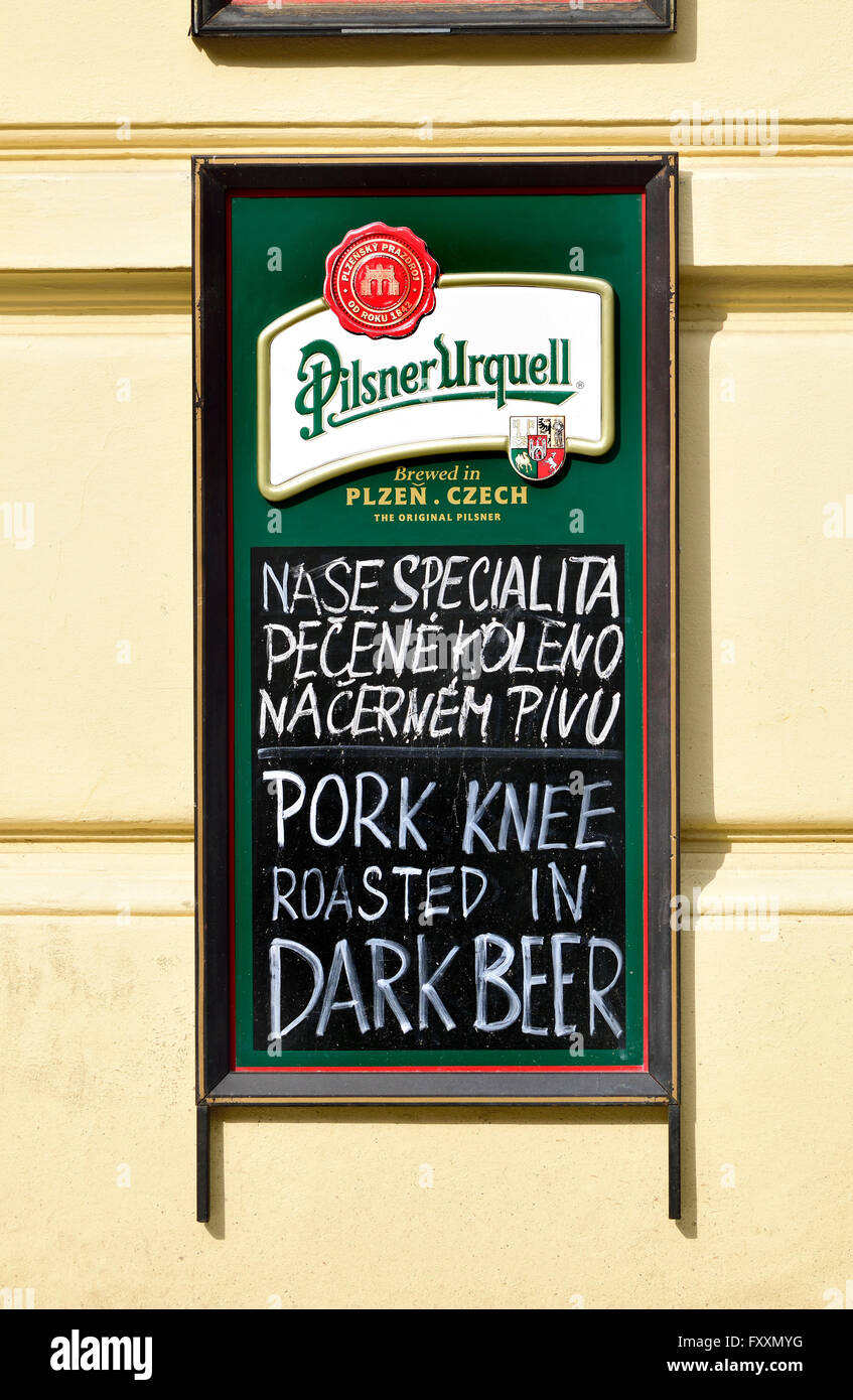 Prague, République tchèque.Menu à l'extérieur du restaurant/pub avec spécialités tchèques et anglaises Banque D'Images