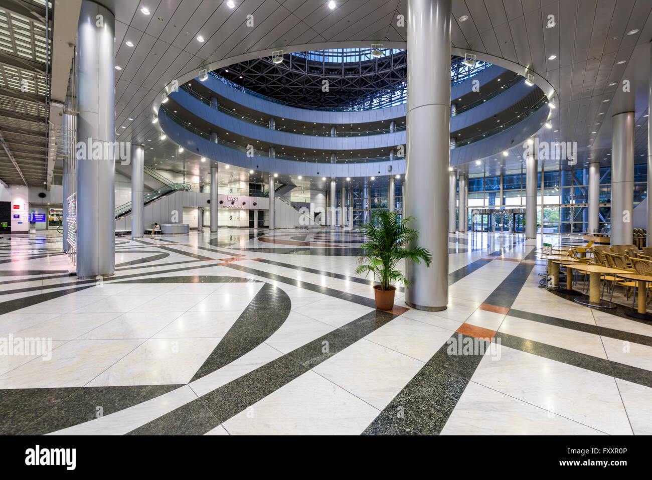 TOKYO, JAPON - 31 juillet 2015 : Le Centre Télécom hall sur l'île d'Odaiba. Le bâtiment est considéré comme un hub de télécommunications. Banque D'Images