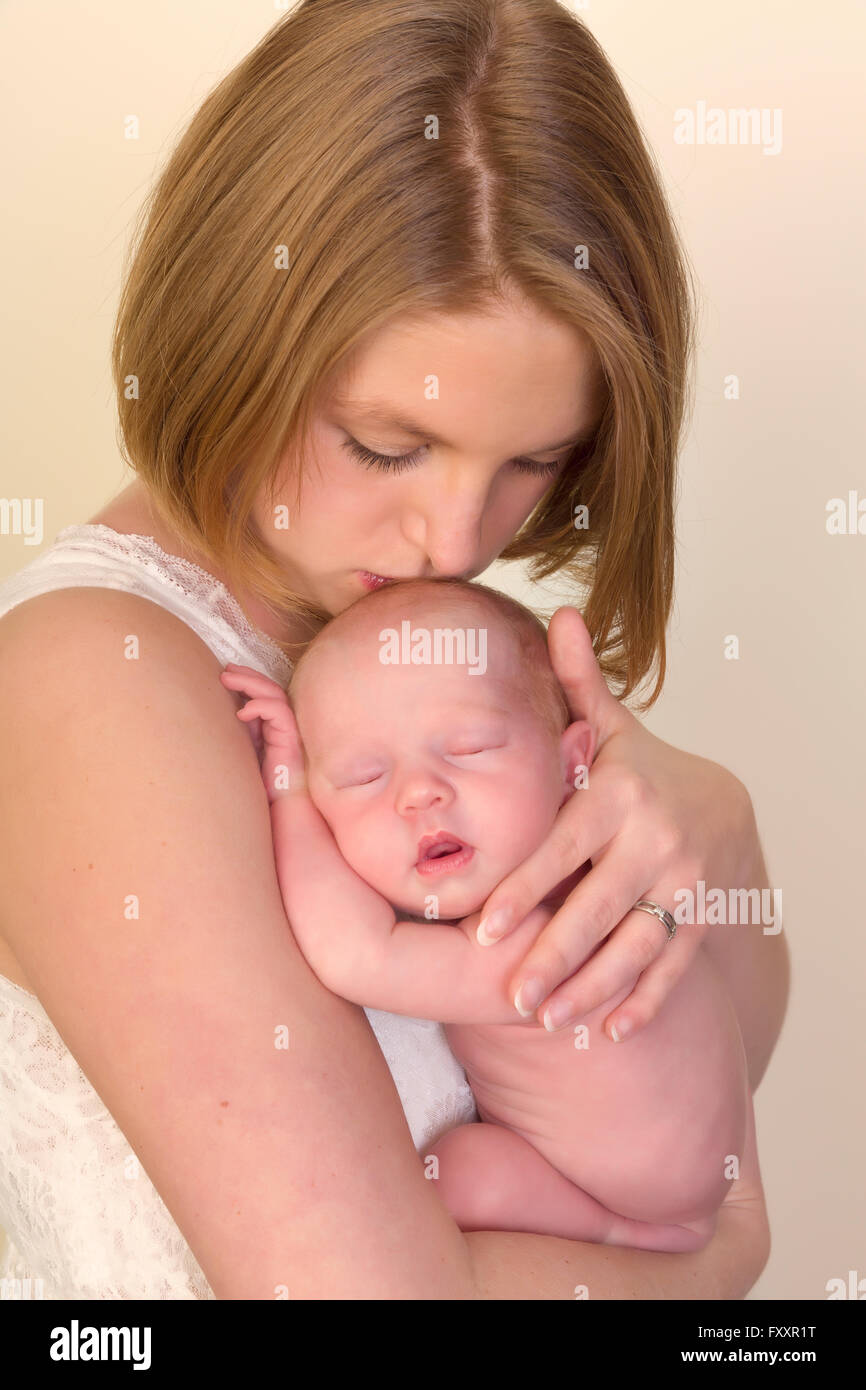 Jeune Belle Mere Posant Avec Ses 10 Jours Naissance Bebe Fille Photo Stock Alamy
